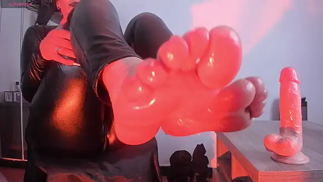 Snapshot of Molenna_queenn chatting on 12, 12, 2024 Molenna queenn online show from 12, 12, 2024