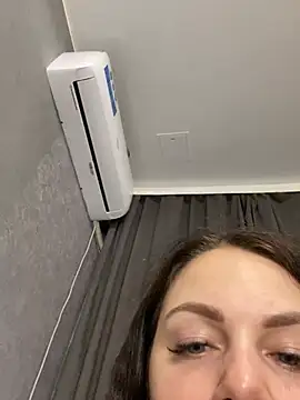 Lola Hale online show from 8, 2, 2026