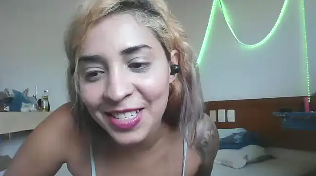 Snapshot of Gabrielleof chatting on 6, 1, 2025 Gabrielleof online show from 6, 1, 2025