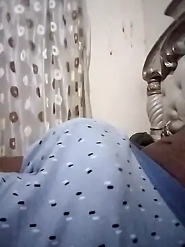 hugecrksam online show from 5, 2, 2026