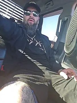Snapshot of Beardedtattood chatting on 29, 5, 2026 Beardedtattood online show from 29, 5, 2026