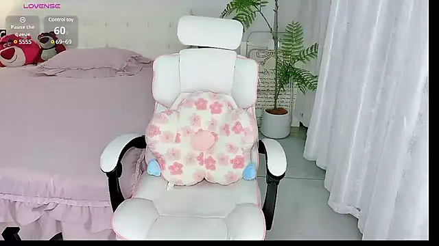 Snapshot of -Wendy__ chatting on 4, 3, 2025 -Wendy online show from 4, 3, 2025