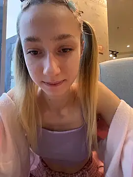 Snapshot of Lia__Love chatting on 5, 11, 2025 Lia Love online show from 5, 11, 2025