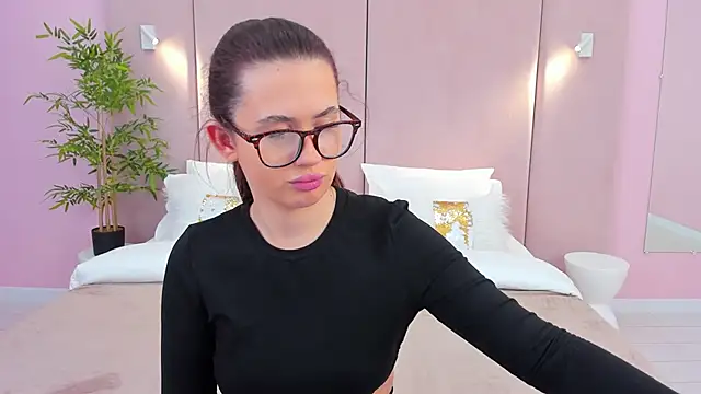 Snapshot of milaleoneli chatting on 3, 2, 2025 milaleoneli online show from 3, 2, 2025