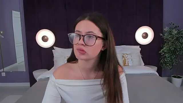 Snapshot of milaleoneli chatting on 10, 2, 2025 milaleoneli online show from 10, 2, 2025