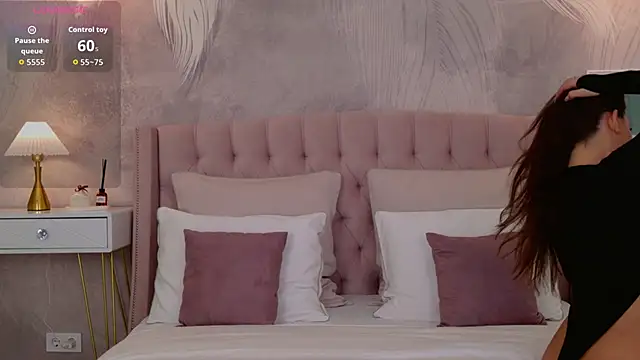 milaleoneli online show from 5, 4, 2026