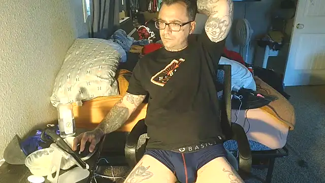 Snapshot of dadbod1178 chatting on 5, 3, 2025 dadbod1178 online show from 5, 3, 2025