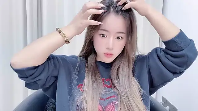 chloe-01 online show from 16, 1, 2025