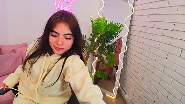 Snapshot of Roxanne_tay chatting on 12, 12, 2024 Roxanne tay online show from 12, 12, 2024