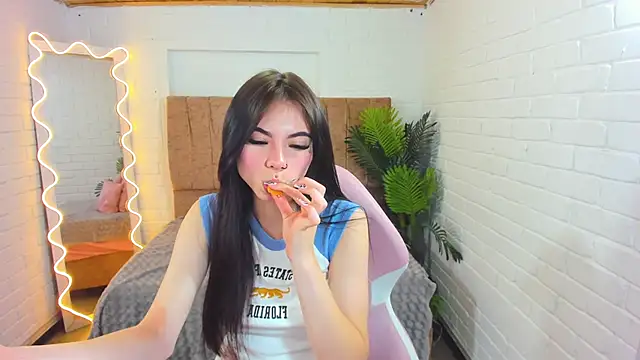 Snapshot of Roxanne_tay chatting on 24, 12, 2024 Roxanne tay online show from 24, 12, 2024