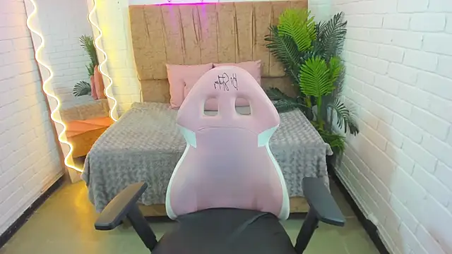 Snapshot of Roxanne_tay chatting on 8, 2, 2025 Roxanne tay online show from 8, 2, 2025