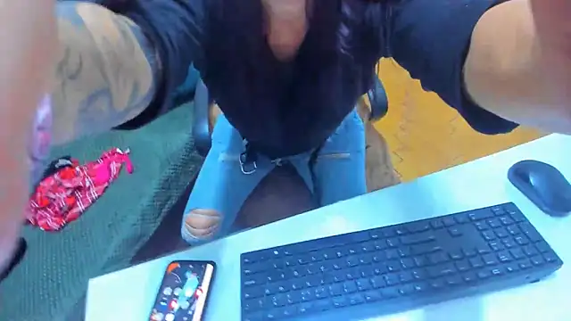 Snapshot of LauraSin chatting on 15, 9, 2025 LauraSin online show from 15, 9, 2025