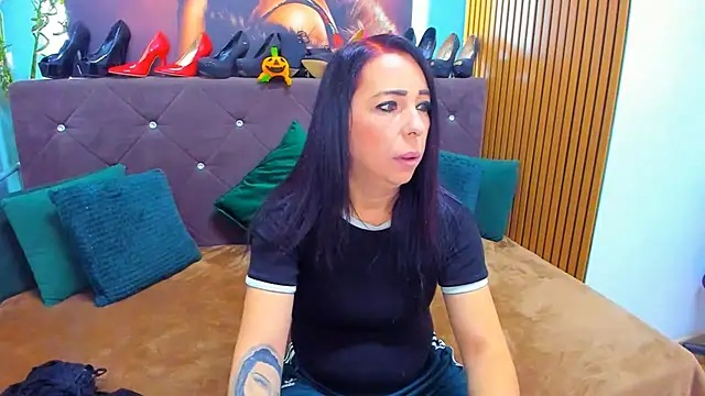 Snapshot of LauraSin chatting on 22, 10, 2025 LauraSin online show from 22, 10, 2025