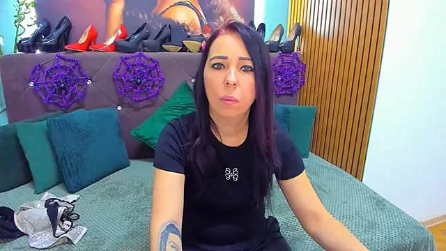 Snapshot of LauraSin chatting on 31, 10, 2025 LauraSin online show from 31, 10, 2025