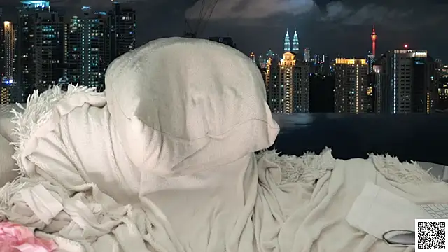 Lexi hugges online show from 24, 10, 2025