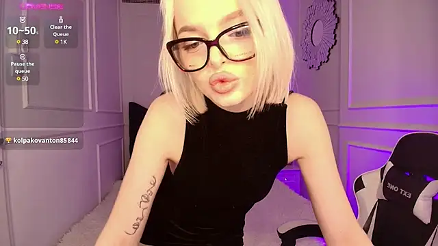 Snapshot of horny_blondiee chatting on 27, 12, 2024 horny blondiee online show from 27, 12, 2024