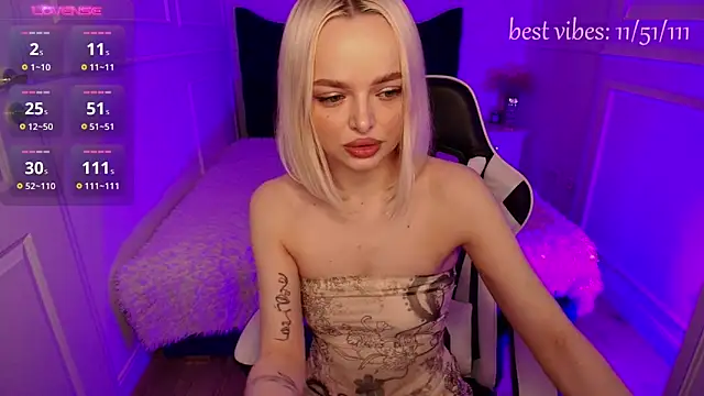 Snapshot of horny_blondiee chatting on 10, 2, 2025 horny blondiee online show from 10, 2, 2025
