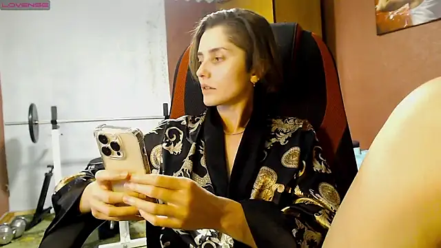 womanstrong78 online show from 5, 1, 2025