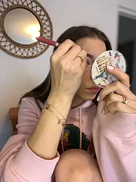 Mia Ethan online show from 15, 10, 2025