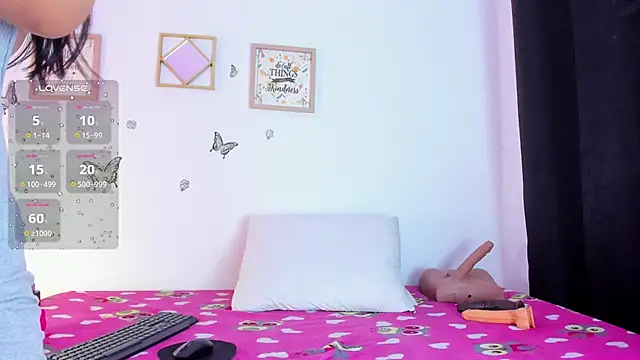 Snapshot of EmmaRogers chatting on 5, 11, 2025 EmmaRogers online show from 5, 11, 2025