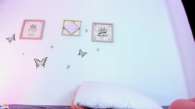 Snapshot of EmmaRogers chatting on 13, 11, 2025 EmmaRogers online show from 13, 11, 2025