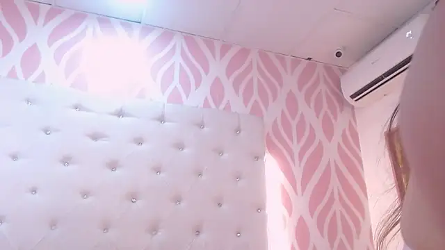 Snapshot of SashaDurante chatting on 8, 10, 2025 SashaDurante online show from 8, 10, 2025