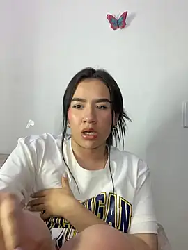 Snapshot of Im_Valen_Cute chatting on 4, 1, 2025 Im Valen Cute online show from 4, 1, 2025