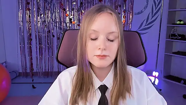 Snapshot of VivienLeeigh chatting on 7, 3, 2025 VivienLeeigh online show from 7, 3, 2025