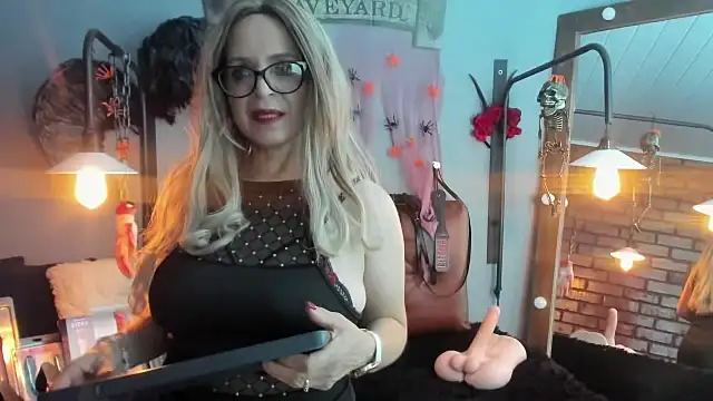 Snapshot of Samantha_mature56 chatting on 21, 10, 2025 Samantha mature56 online show from 21, 10, 2025