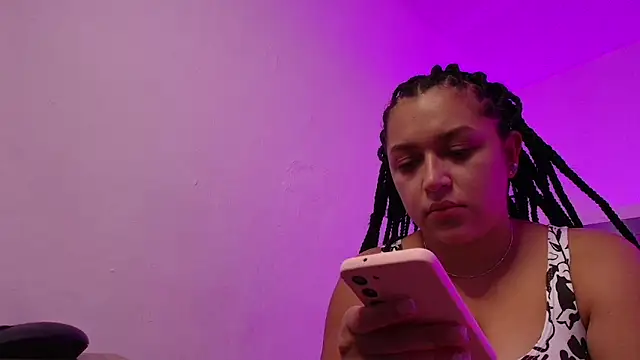 Snapshot of EmilySavvato chatting on 28, 10, 2025 EmilySavvato online show from 28, 10, 2025