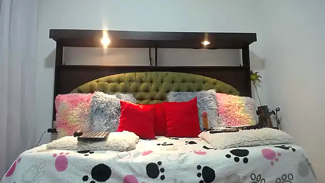 Snapshot of EMILY_ROUSSE71 chatting on 22, 2, 2025 EMILY ROUSSE71 online show from 22, 2, 2025