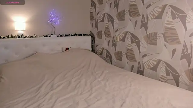 ViolaBloom22 online show from 2, 1, 2025