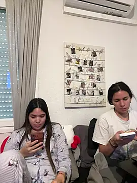 Snapshot of daniniescobarr chatting on 2, 4, 2026 daniniescobarr online show from 2, 4, 2026