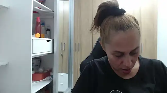 RoxanaLove9 online show from 4, 1, 2025