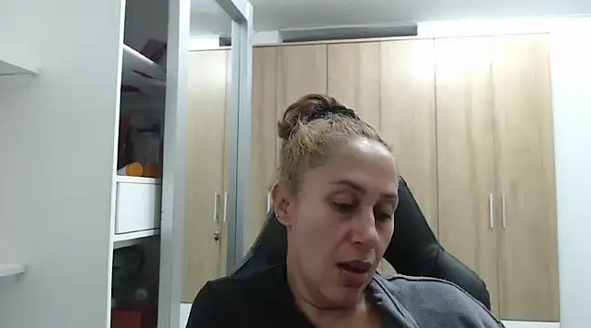 RoxanaLove9 online show from 5, 1, 2025