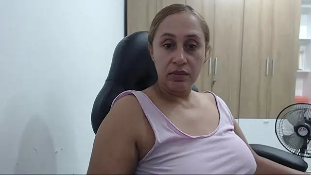 RoxanaLove9 online show from 13, 4, 2026