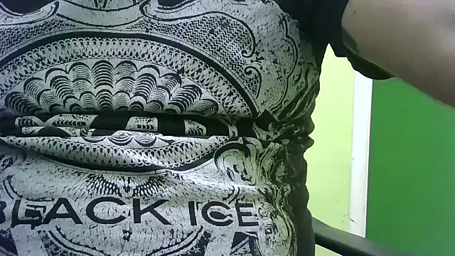 Snapshot of loganwolverine02 chatting on 4, 2, 2025 loganwolverine02 online show from 4, 2, 2025