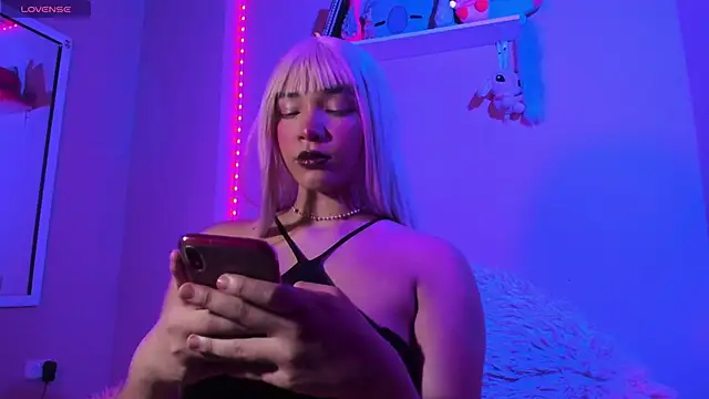 MadelineBenet online show from 6, 2, 2025