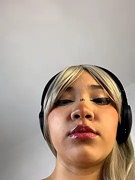 MadelineBenet online show from 28, 11, 2025