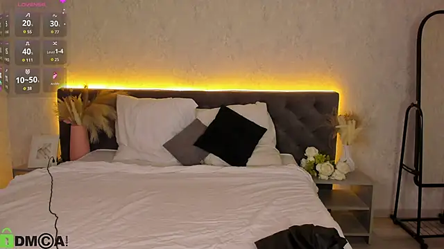 Michelle Blond online show from 5, 3, 2026