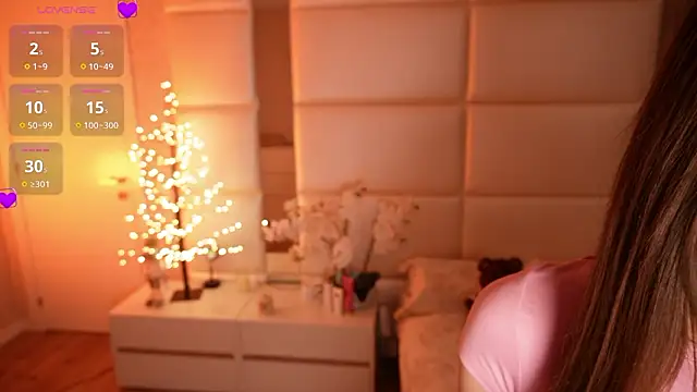 Lilly Colins online show from 6, 2, 2026