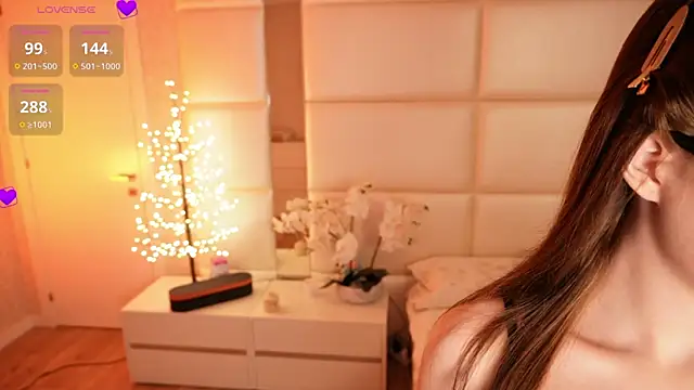 Lilly Colins online show from 9, 4, 2026