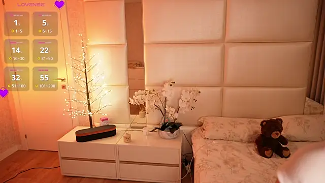 Lilly Colins online show from 12, 4, 2026