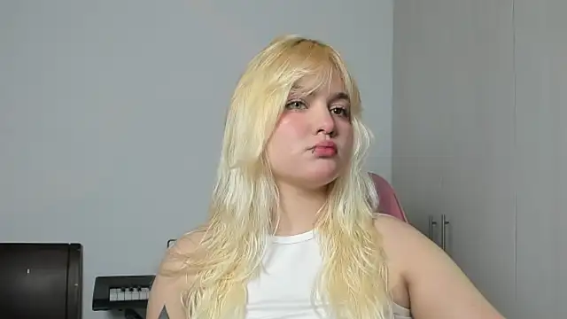 Snapshot of Pretty__zoe chatting on 1, 10, 2025 Pretty  zoe online show from 1, 10, 2025