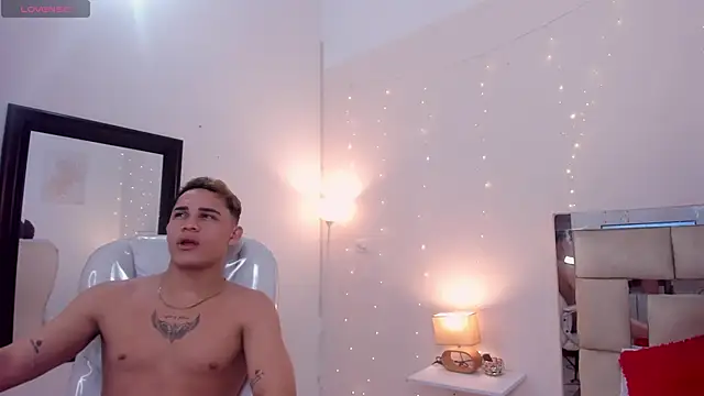 Snapshot of saraandstiven chatting on 11, 2, 2025 saraandstiven online show from 11, 2, 2025