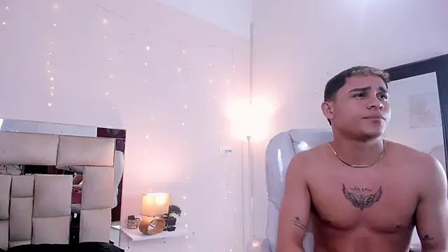 Snapshot of saraandstiven chatting on 5, 3, 2025 saraandstiven online show from 5, 3, 2025