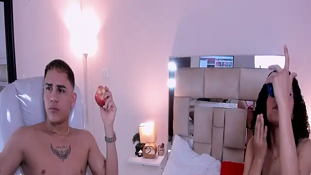 Snapshot of saraandstiven chatting on 8, 3, 2025 saraandstiven online show from 8, 3, 2025