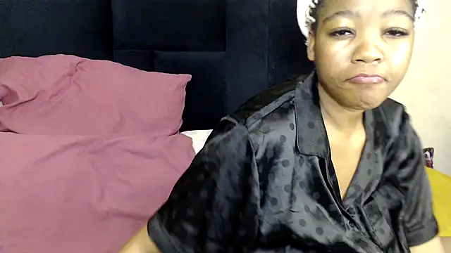 Snapshot of Busty-Londie chatting on 12, 10, 2025 Busty-Londie online show from 12, 10, 2025