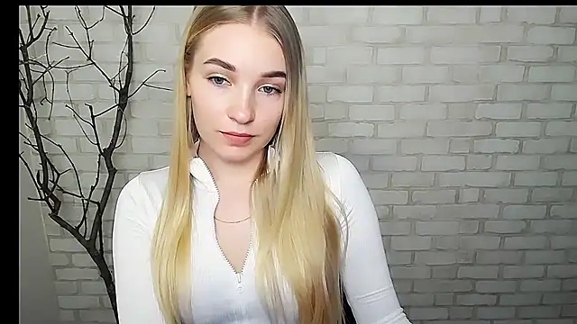 Snapshot of Queen_ofLove chatting on 4, 2, 2025 Queen ofLove online show from 4, 2, 2025