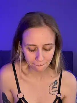 lunawolf21 online show from 5, 1, 2025